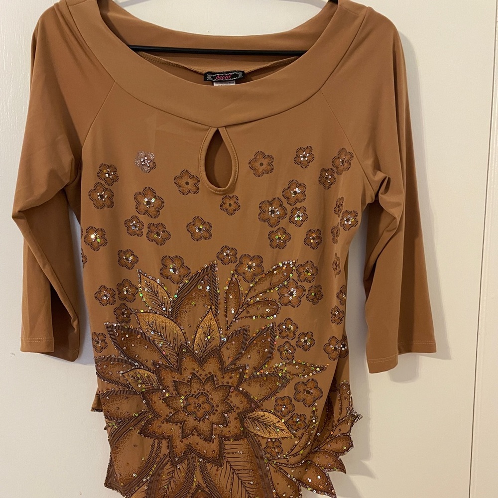 Blusa color tan, talla M, con aplicaciones de lentejuelas, una usada